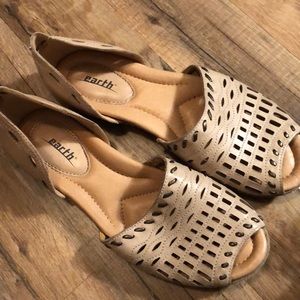 Earth Shoes “Shore” Light Pecan Sandals Sz 9.5